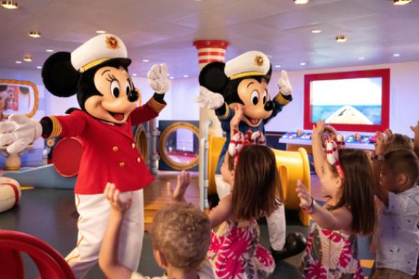 Mickey_and_Minnie_Captains_Deck.jpg